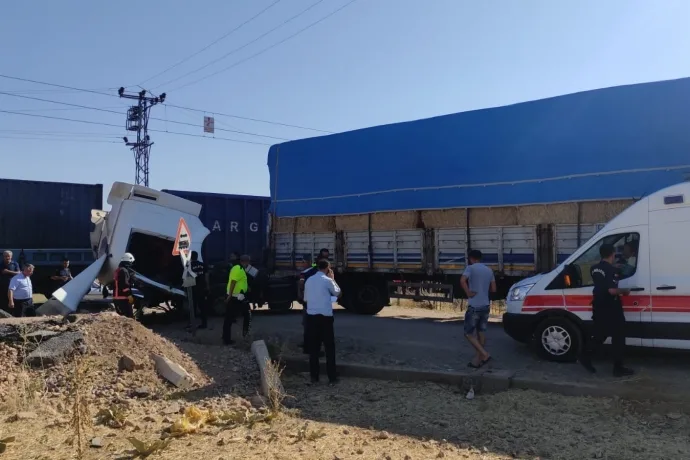 Hemzemin Geçitte Facia, Tren Tıra çarptı