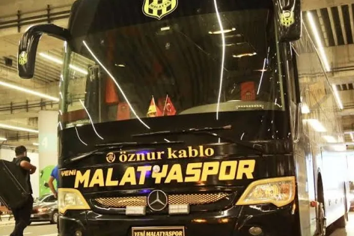 El konulan Yeni Malatyaspor Otobüsüne Başkan Gürkan Hamlesi..