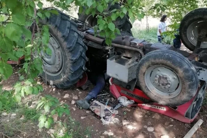 Devrilen traktörün altında kalan sürücü hayatını kaybetti