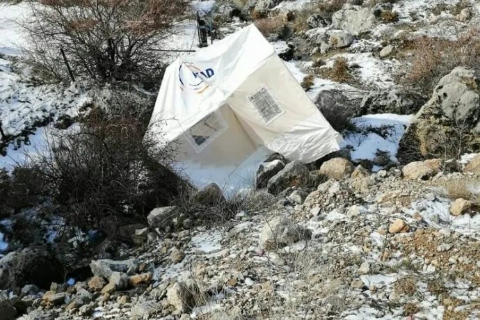 Fırtına çadırları uçurunca depremzedeler hasarlı evlerine döndü