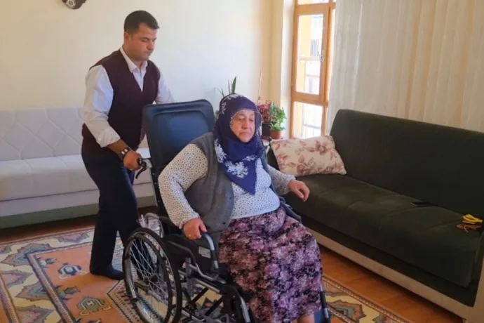 Malatya Büyükşehir Belediye Başkanı Sn. Selahattin GÜRKAN engelli bir vatandaşın tekerlekli sandalye talebini geri çevirmedi.