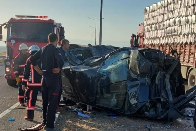 Kontrolden çıkan araç karşı şeride geçti: 2 ölü
