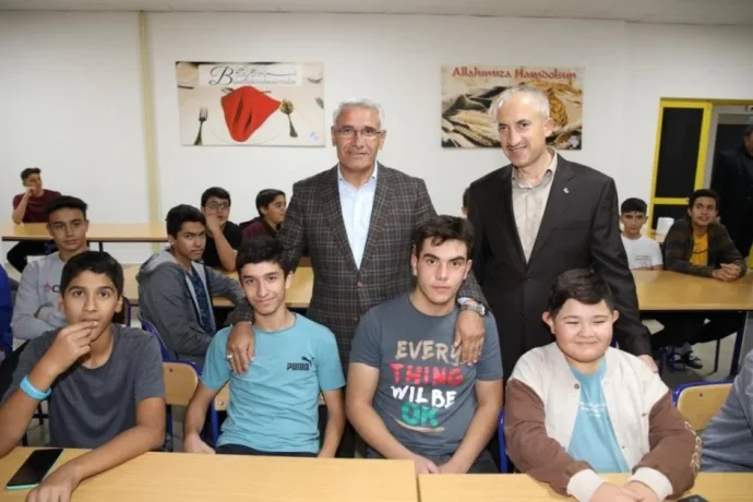 BAŞKAN GÜDER, ÖĞRENCİLERE TECRÜBELERİNİ AKTARDI