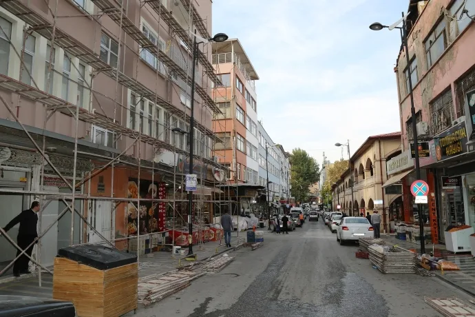 BATTALGAZİ’DEKİ 6 SOKAKTA SAĞLIKLAŞTIRMA ÇALIŞMALARI SÜRÜYOR