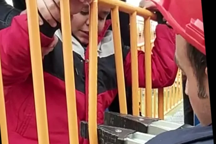 Çocuk, Sıkıştığı Korkuluklardan Kurtarıldı