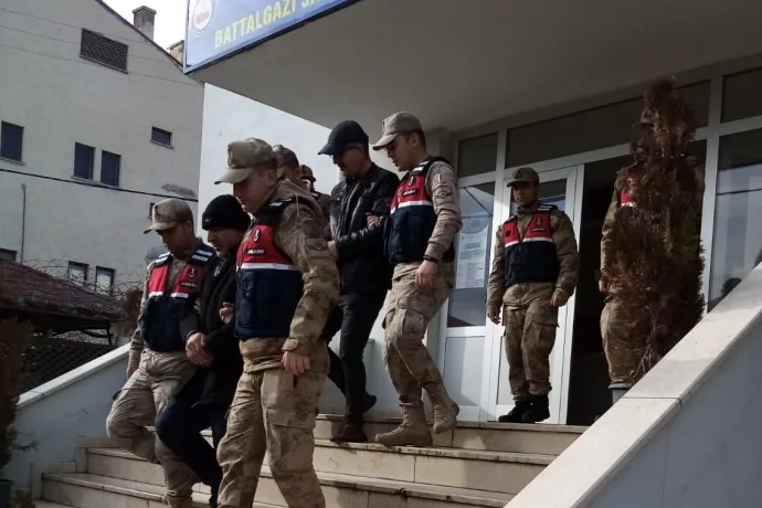 İşyeri hırsızlığında 2 şüpheli tutuklandı