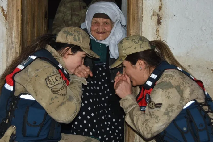 İlk Günden Beri Depremzedelerin Yanındalar.VİDEO