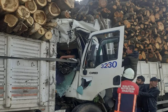 Odun yüklü iki kamyon çarpıştı: 1 yaralı