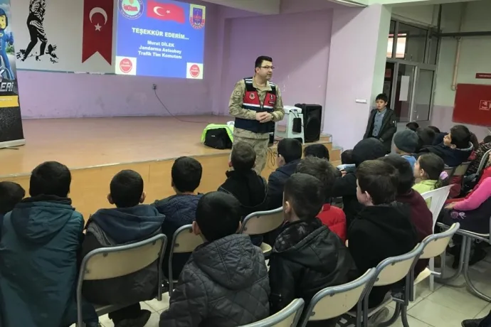 JANDARMA DEPREMZEDE ÖĞRENCİLERLE KUCAKLAŞTI
