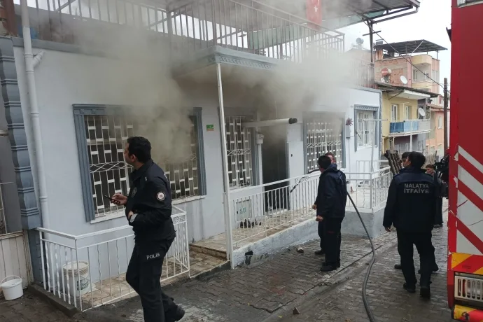 Çakmakla oynayan çocuklar yangın çıkardı
