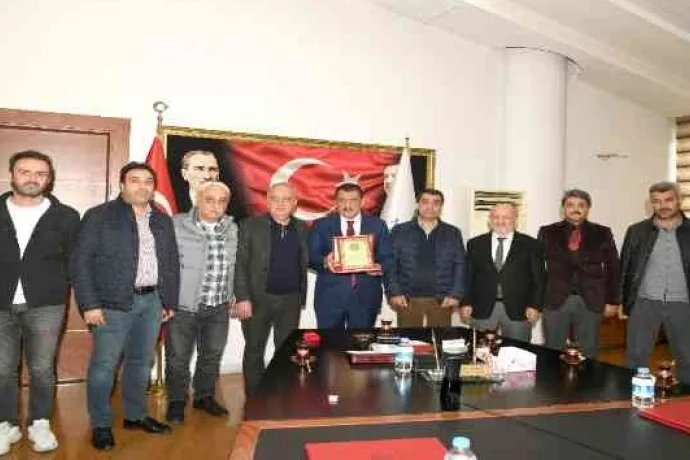 Başkan Gürkan'a esnaflardan plaket