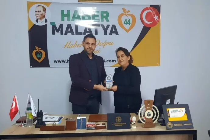 TEMPAD Başkanı Ozan Güler'den Dilek Kiraz'a Başarı Plaketi Verildi.