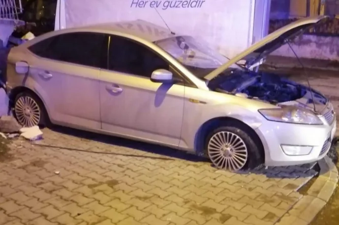 İki Otomobil Çarpıştı: 3 Yaralı