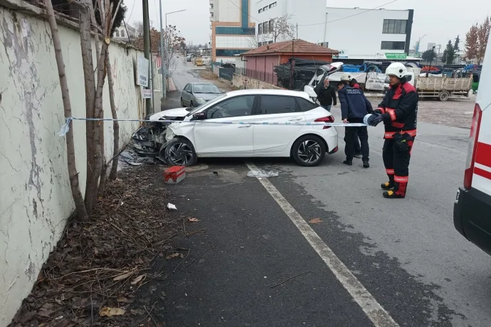 Kontrolden çıkan otomobil duvara çarptı: 1 yaralı