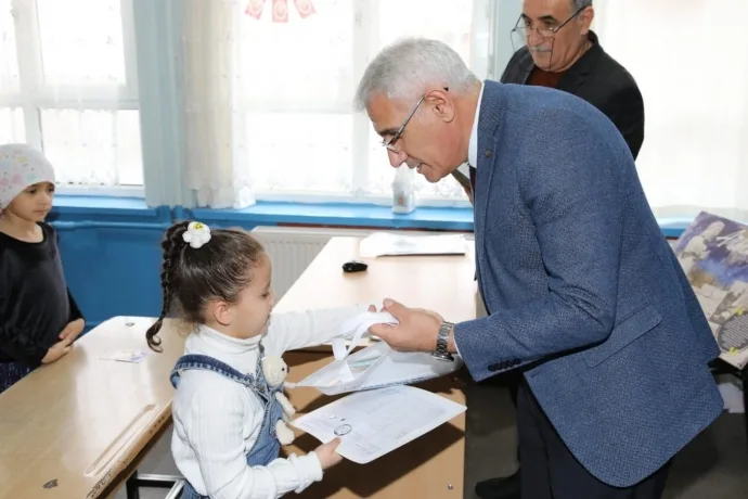 BAŞKAN GÜDER, ÖĞRENCİLERİN KARNE HEYECANINA ORTAK OLDU