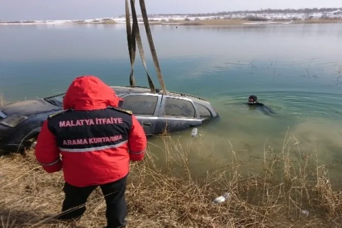 Baraj gölüne düşen otomobilden son anda kurtarıldılar VİDEO