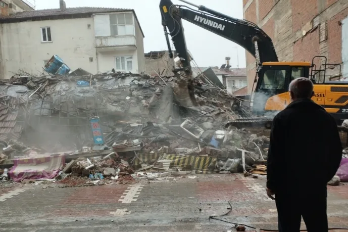 Enkaz Kalktıkça Hasarın Boyutu Belirginleşiyor
