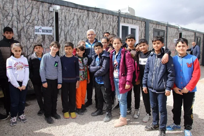 KİTAPLARI ENKAZ ALTINDA KALAN ÖĞRENCİLERE BAŞKAN GÜDER’DEN SINAV SETİ HEDİYESİ