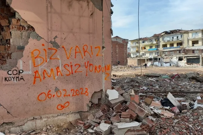 Depremzedeler tepkilerini duvar yazılarıyla anlattı