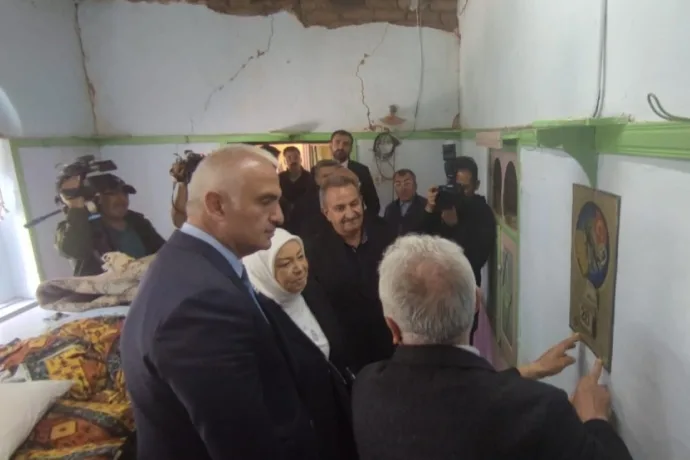 Bakan Ersoy, Depremde Hasar Alan Cemevini Ziyaret Etti