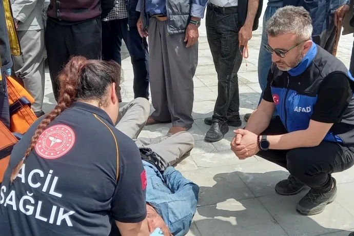 Baygınlık geçiren vatandaşa ilk müdahale AFAD Ekiplerinden