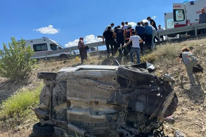 Şarampole Uçan Araçta 3 Kişi Yaralandı