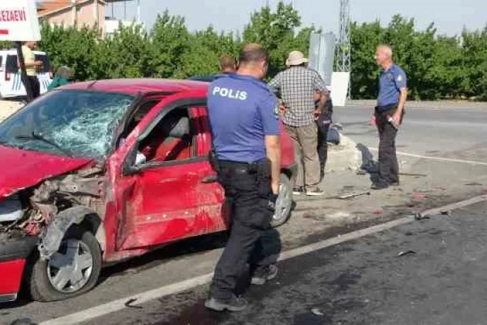Minibüs ile otomobil çarpıştı: 1 yaralı