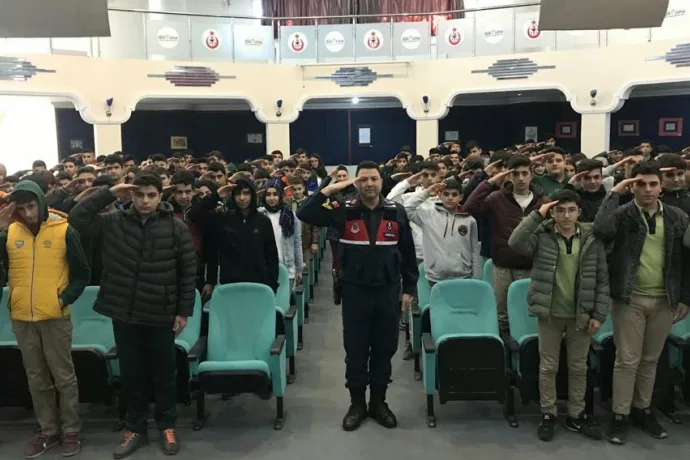 Öğrencilerden Mehmetçiğe Asker Selamı