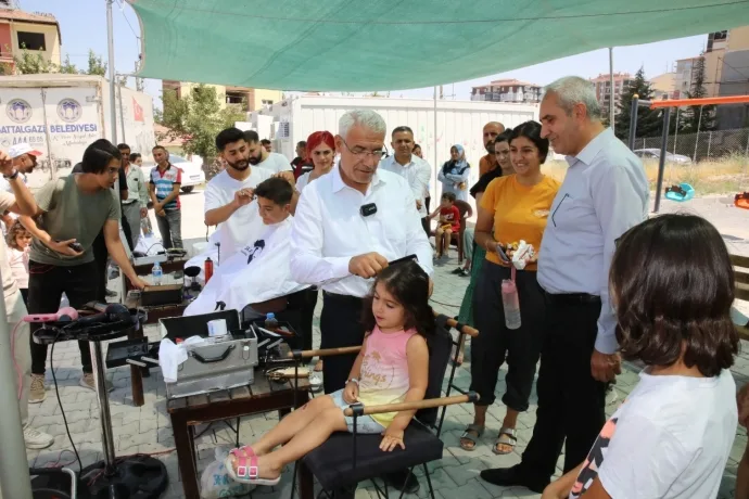 BATTALGAZİ BELEDİYESİ’NDEN DEPREMZEDE ÇOCUKLARA ÜCRETSİZ SAÇ BAKIMI