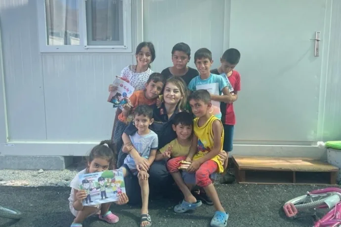 Jandarma Ekipleri Depremzede Çocukları Yalnız Bırakmıyor