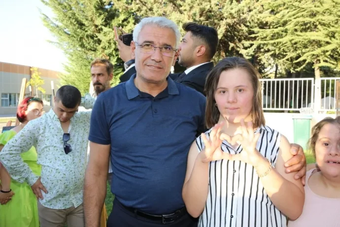 BAŞKAN GÜDER DOWN SENDROMLU ÇOCUKLARIN GÖSTERİSİNE KATILDI