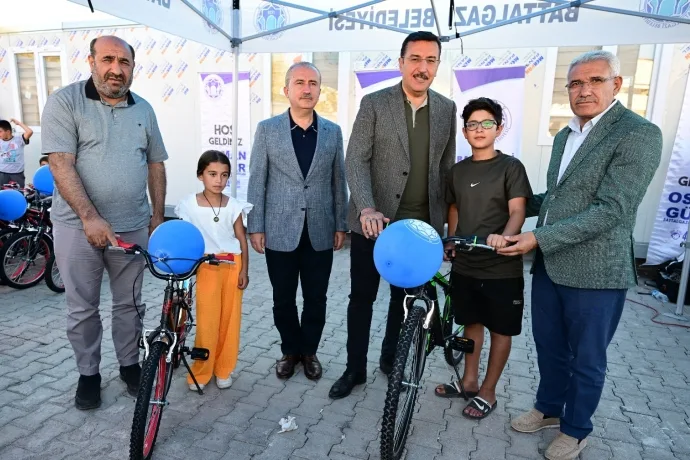 BATTALGAZİ BELEDİYESİ VE BAĞCILAR BELEDİYESİ’NDEN KONTEYNERDE KALAN 500 ÇOCUĞA BİSİKLET HEDİYE EDİLDİ