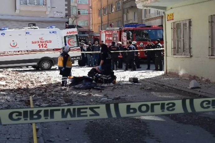 Malatya'da balkon duvarı çöktü: 1 ölü