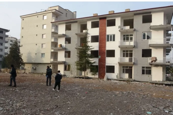 Malatya'da ağır hasarlı binaya girdi kapıyı söktü olan oldu