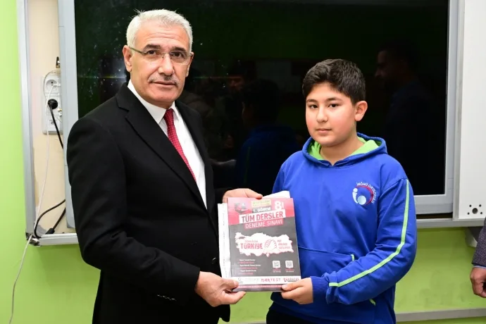 Başkan Güder’den Öğrencilere LGS Eğitim Seti Hediyesi
