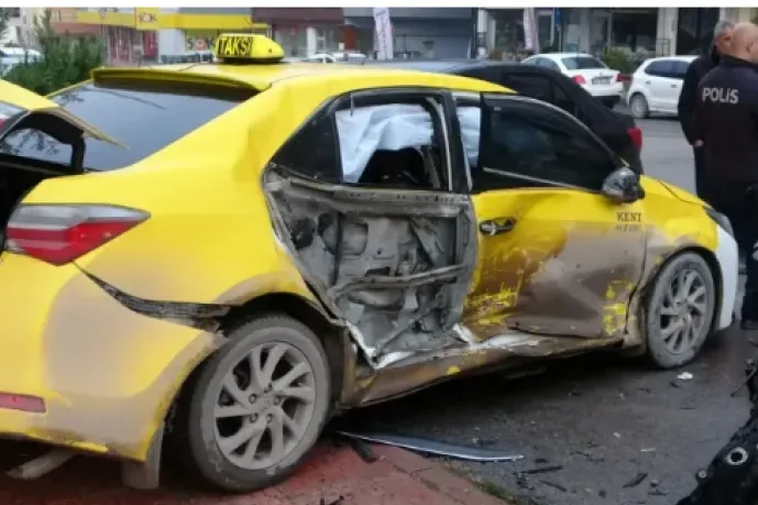 Malatya'da kavşakta şiddetli çarpışma!