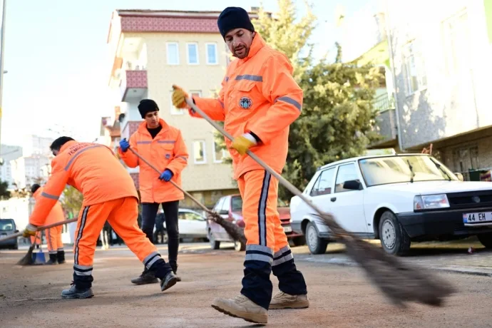 Battalgazi Belediyesi Enkaz Sonrası Temizlik Çalışmalarını Aralıksız Sürdürüyor