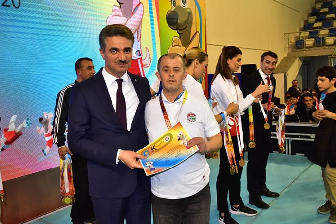Vali Baruş TAF Çocuk Atletizm Şenliğinde Genç Sporculara Madalyalarını Takdim Etti