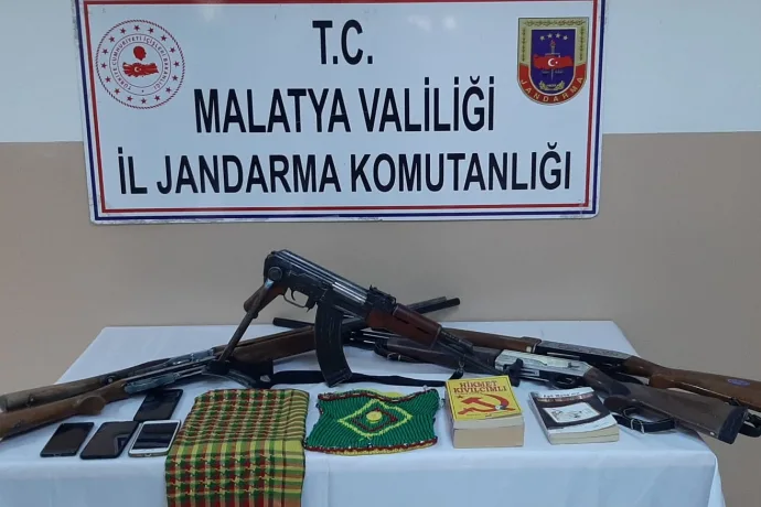 4 şahıs silahlarla yakalandı.video