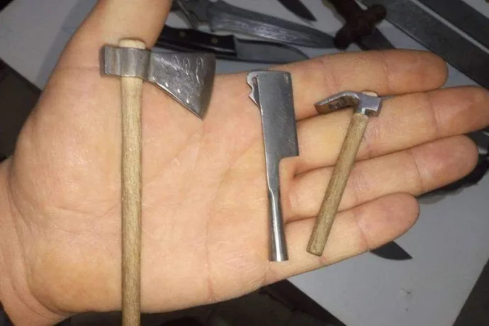 Demirci ustasından minyatür savunma silahları