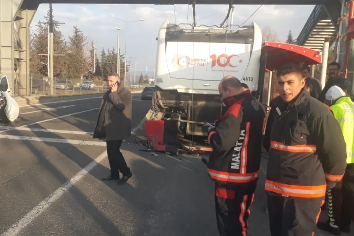 Malatya’da hafif ticari araç trambüsle çarpıştı: 1 ölü, 2 yaralı