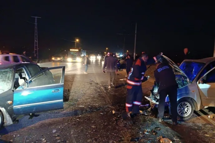 Dilek'te İki Otomobil Çarpıştı: 3 Yaralı