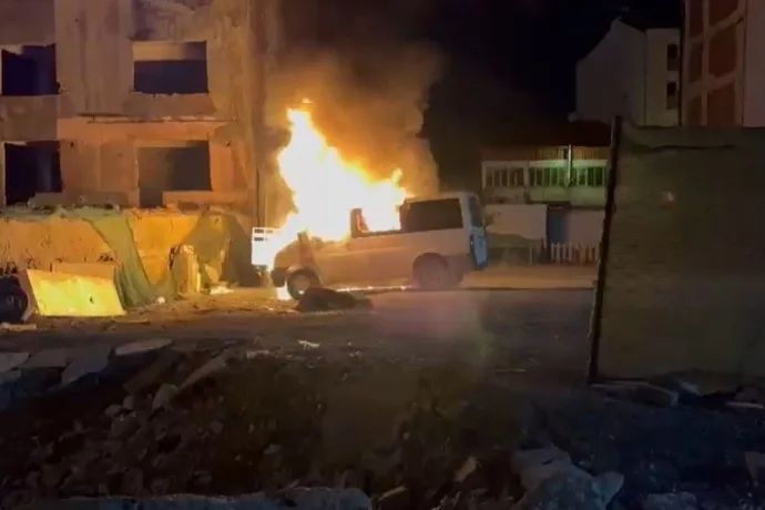 Malatya'da Bir Araç Alev Alev Yandı