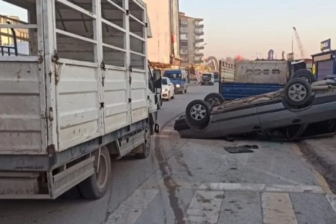 Kamyonete Çarparak Ters Dönen Aracını Bırakıp Kaçtı