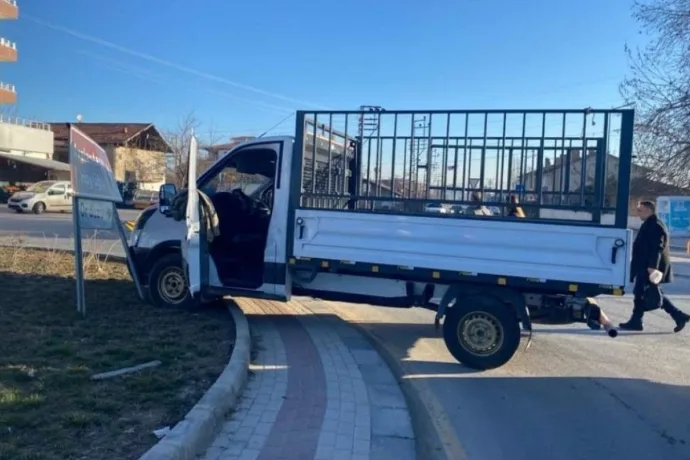 Kontrolden Çıkan Kamyonet Kaldırıma Çıktı: 1 Yaralı