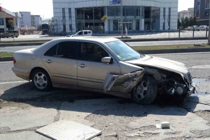 Malatya'da Kontrolden Çıkan Otomobil Akaryakıt İstasyonuna Daldı