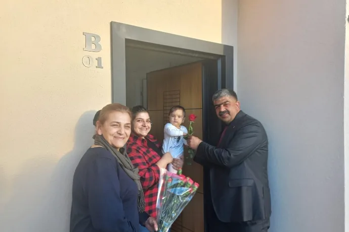 CHP’lİ Battalgazi Belediye Başkanı Adayı Karakuş 8 Mart Dünya Kadınlar günü nedeniyle karanfil dağıttı.