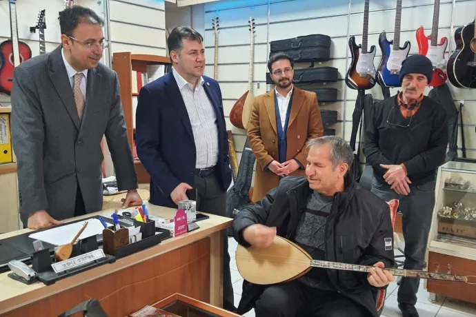 İYİ PARTİ’DE YÜZLER GÜLÜYOR GÖÇMEZ VE EREN TÜRKÜLERE EŞLİK ETTİ