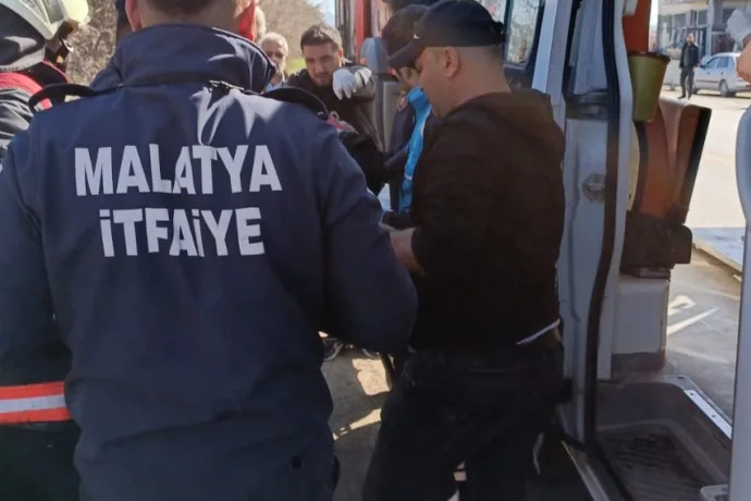 Dilek ’te  kamyonet ile otomobil çarpıştı: 3 yaralı