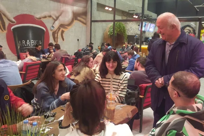 İnönü Caddesi esnafları ile bir araya gelen CHP Battalgazi Belediye Başkanı Ali Karakuş, “ Esnafların çilesi hakikaten çok.  Malatya sokaklarını mahallelerini adım adım geziyoruz.  Her bir vatandaşımı
